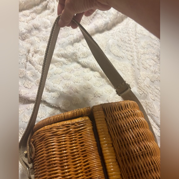 Vintage Insulated Wine Picnic Basket with Wine Journal and other Accessories - Picture 7 of 13